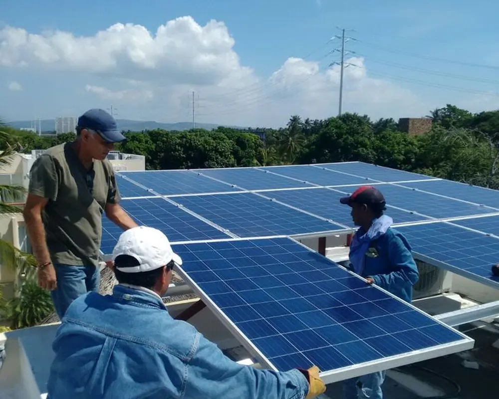 Equipo instalando paneles solares en una azotea
