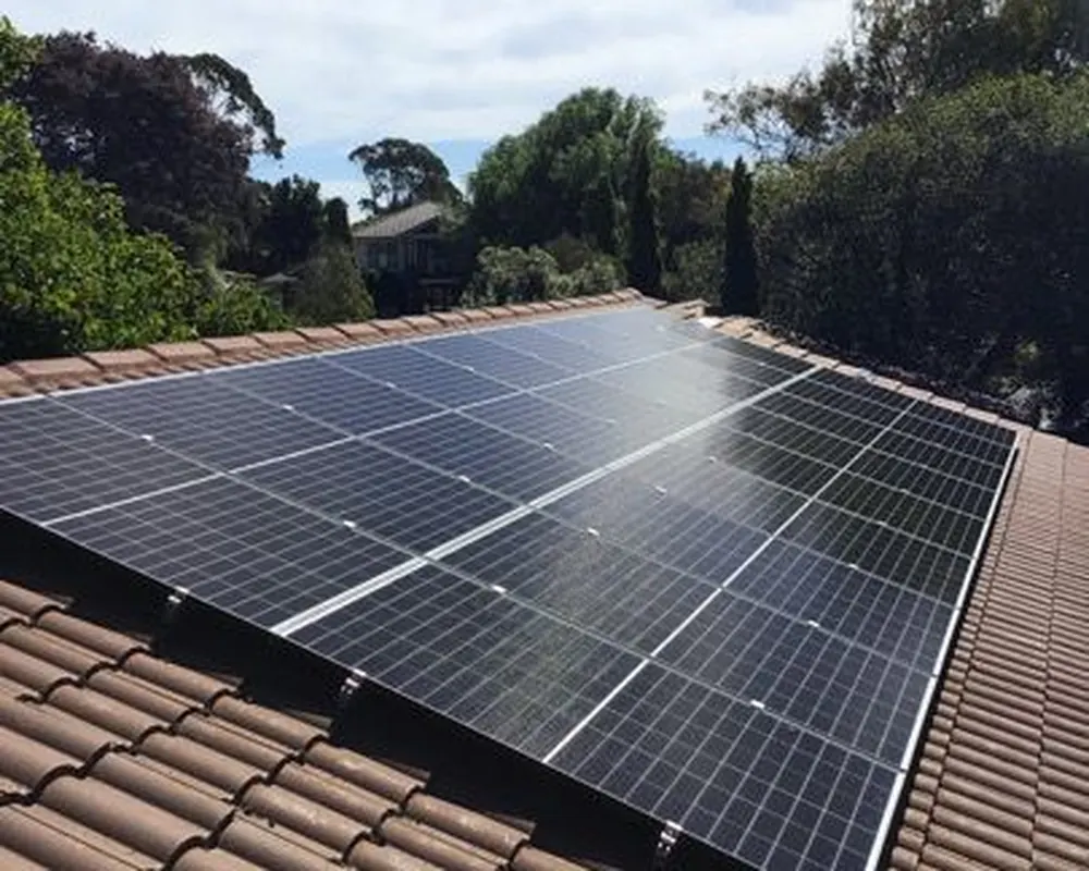 Paneles solares sobre techo de teja bajo el sol