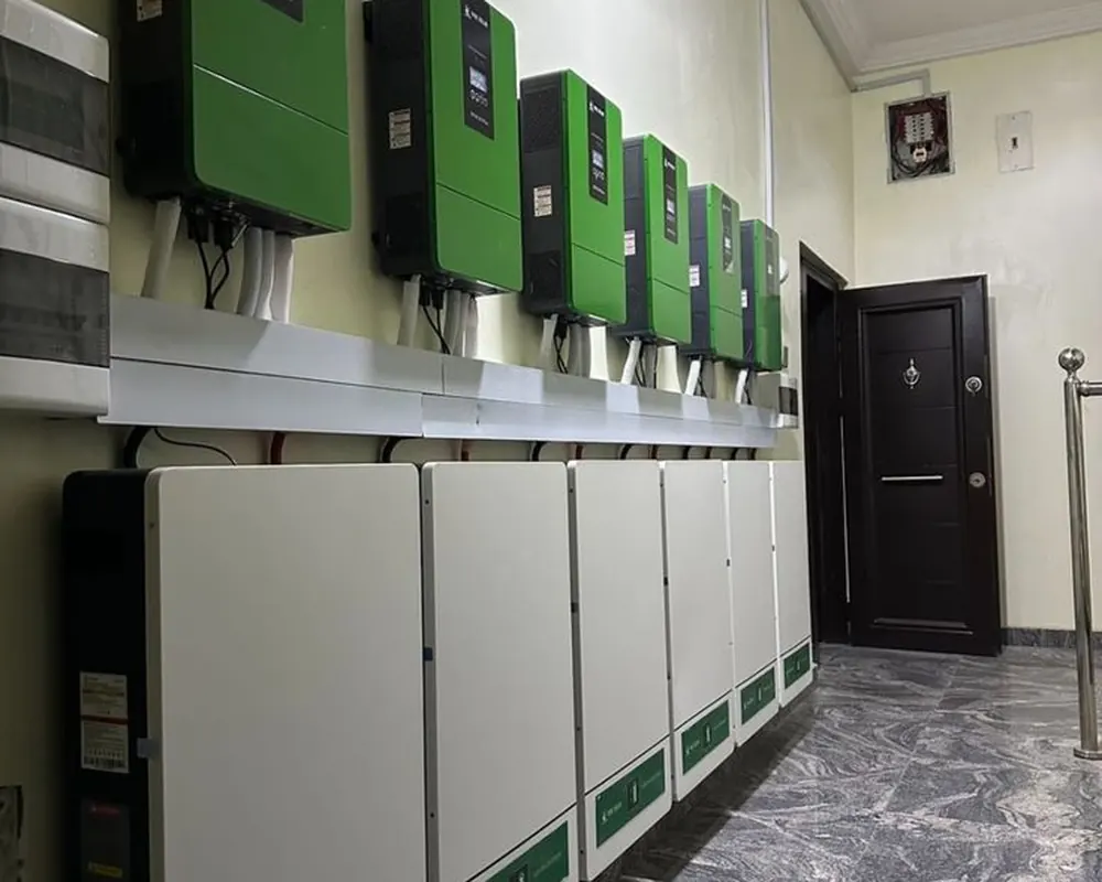 Inversores y baterías de un sistema solar instalados en pared