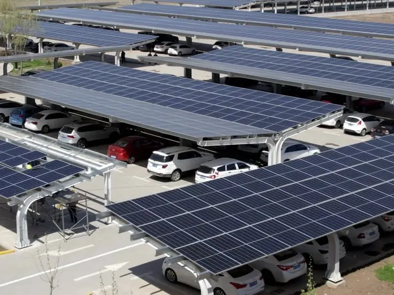 Estacionamiento solar, proyecto comercial con paneles solares