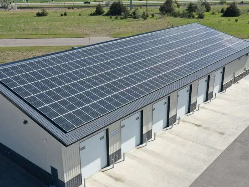Nave con techo de metal, proyecto comercial con paneles solares