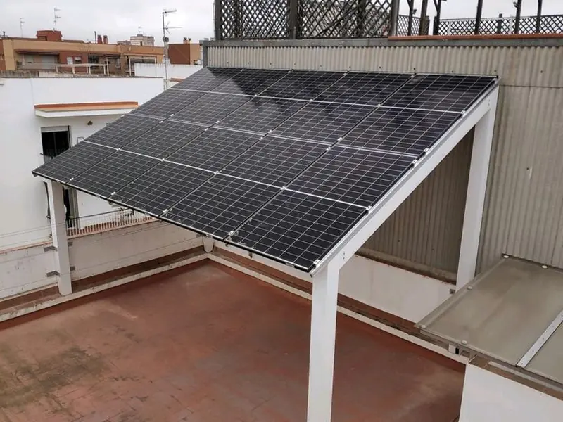 Pérgola solar, proyecto residencial con paneles solares