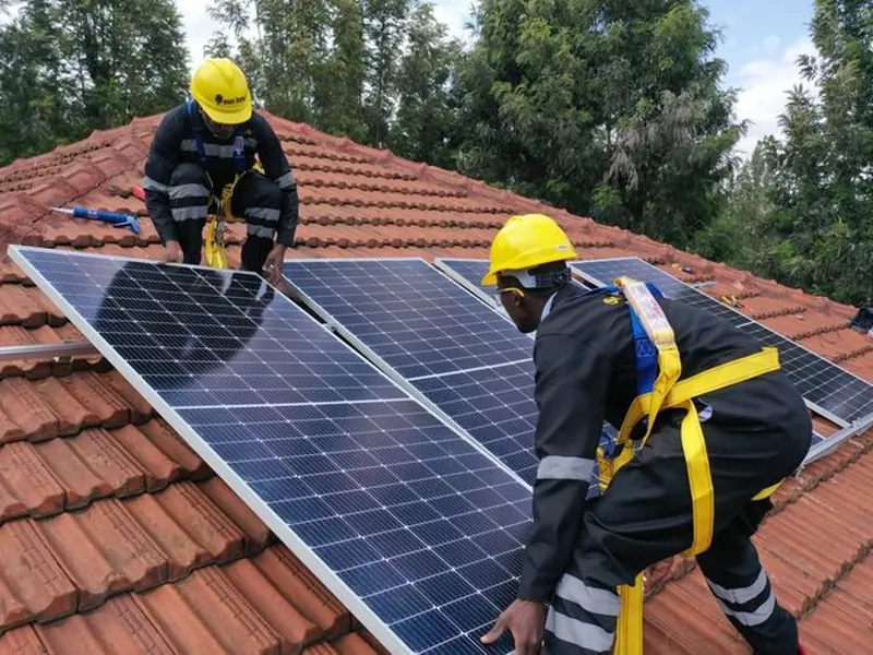 Techo de teja, proyecto residencial con paneles solares